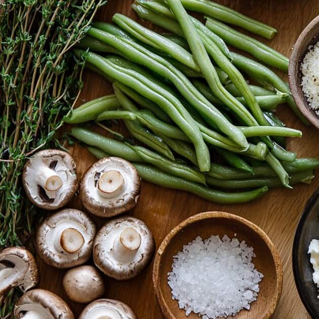 Ingrédients frais pour le Gratin de Haricots Verts et Champignons : haricots verts, champignons, fromage cottage, crème, ail, huile d'olive, fromage râpé et herbes