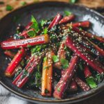 Une assiette de côtes de blettes sautées, garnies de graines de sésame et d’herbes fraîches.
